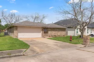 1808 Leissner St, Bay City, TX 77414 - Photo 2