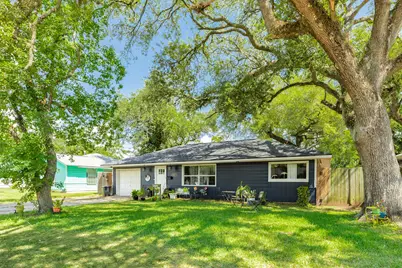 527 Gardenia Street, Lake Jackson, TX 77566 - Photo 2