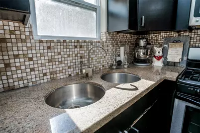 910 W 9th Street, Houston, TX 77007 - Photo 10