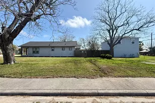 429 W 2nd St, Freeport, TX 77541 - Photo 2