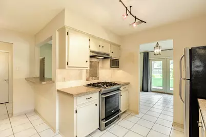 121 Bougainvillea Street, Lake Jackson, TX 77566 - Photo 12