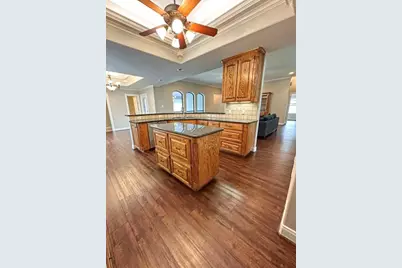 301 Williamsburg Avenue, Clute, TX 77531 - Photo 6