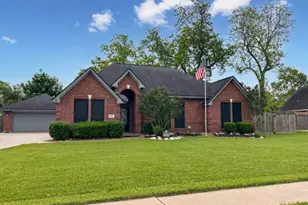 301 Williamsburg Ave, Clute, TX 77531 - Photo 1