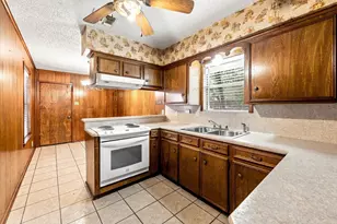 323 Parkhill St, Huntsville, TX 77340 - Photo 4