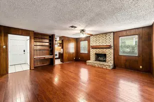 323 Parkhill St, Huntsville, TX 77340 - Photo 2