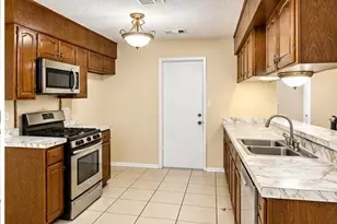 4910 Redfish Reef Dr, Bacliff, TX 77518 - Photo 2