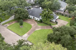 5687 Green Tree Rd, Houston, TX 77056 - Photo 2