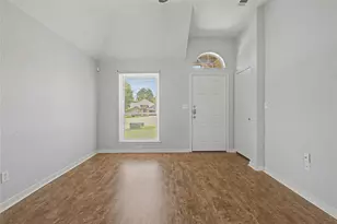 111 Enfield Ct, Huntsville, TX 77320 - Photo 2
