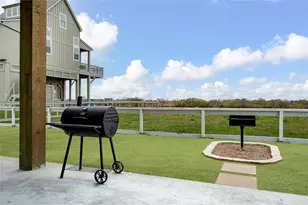 924 Melody Ln, Crystal Beach, TX 77650 - Photo 44