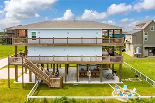924 Melody Ln, Crystal Beach, TX 77650 - Photo 2