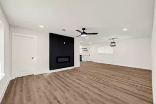 5827 Heron Dr, Houston, TX 77033 - Photo 6