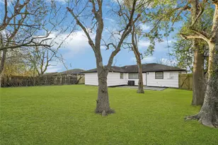 5827 Heron Dr, Houston, TX 77033 - Photo 32