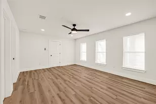 5827 Heron Dr, Houston, TX 77033 - Photo 20