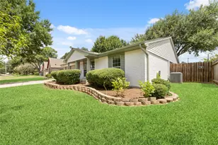 5922 Hummingbird St, Houston, TX 77096 - Photo 2