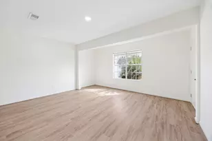 1011 W 10th St, Houston, TX 77008 - Photo 2