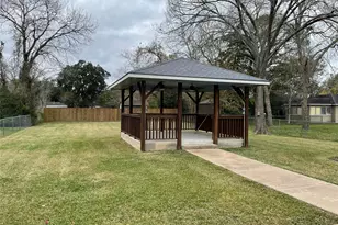 1018 S Booth Ln, Alvin, TX 77511 - Photo 16