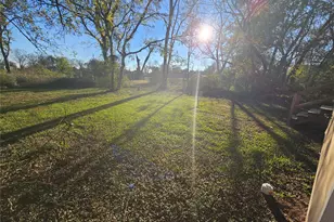 1012 Houston St, Anahuac, TX 77514 - Photo 2