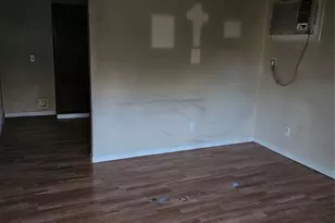 1012 Houston St, Anahuac, TX 77514 - Photo 4