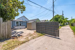 2912 Ave N 1/2, Galveston, TX 77550 - Photo 34