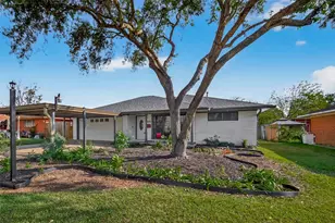 819 S 4th St, La Porte, TX 77571 - Photo 1