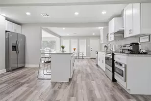 8826 Delilah St, Houston, TX 77033 - Photo 10