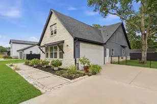 708 Magnolia St Ave, Sealy, TX 77474 - Photo 2
