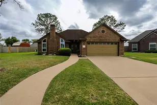 4 Lasso Ct, Angleton, TX 77515 - Photo 1