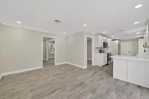 9642 Meadowglen Ln, Houston, TX 77063 - Photo 8