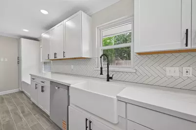 9642 Meadowglen Lane, Houston, TX 77063 - Photo 10