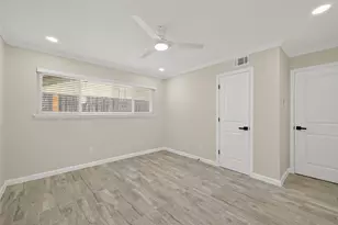 9642 Meadowglen Ln, Houston, TX 77063 - Photo 18