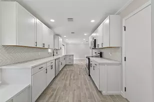 9642 Meadowglen Ln, Houston, TX 77063 - Photo 12