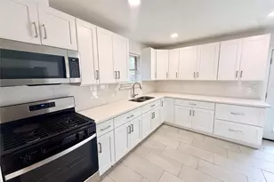 1310 Valley Dr, Angleton, TX 77515 - Photo 2