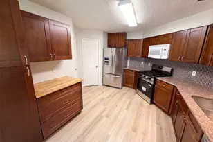 318 Flora Vista Dr, Houston, TX 77598 - Photo 2