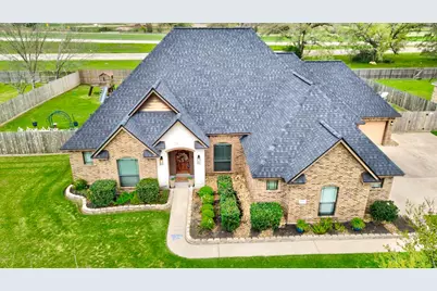401 Heritage Oaks Drive, Angleton, TX 77515 - Photo 2