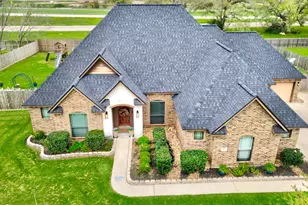 401 Heritage Oaks Dr, Angleton, TX 77515 - Photo 2