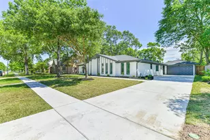 4102 Honey Oaks Dr, Taylor Lake Village, TX 77586 - Photo 2