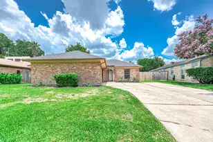 1922 Arcadia Dr, Sugar Land, TX 77498 - Photo 2