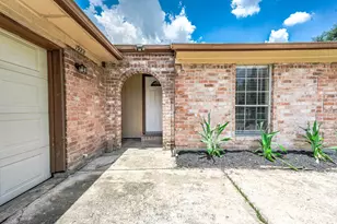 1922 Arcadia Dr, Sugar Land, TX 77498 - Photo 4