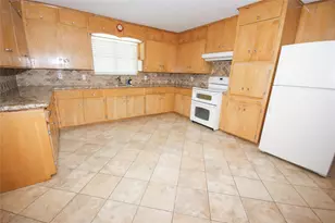 6733 Pecanwood St, Hitchcock, TX 77563 - Photo 2
