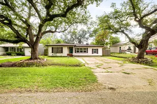 423 Grafton St, La Marque, TX 77568 - Photo 2