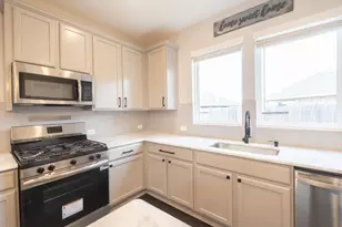 303 Vineyard Ct, Alvin, TX 77511 - Photo 10