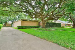8222 Leader St, Houston, TX 77036 - Photo 2