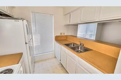 10102 Waterstone Street, Houston, TX 77042 - Photo 8