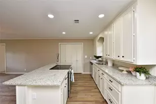 105 W Saunders St, League City, TX 77573 - Photo 14