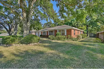 1452 S Circle, Sealy, TX 77474 - Photo 1