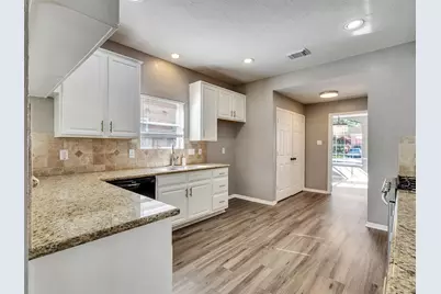 13611 Country Green Court, Houston, TX 77059 - Photo 12