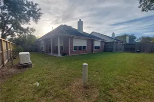 1601 N Lago Vista Ct, Pearland, TX 77581 - Photo 2