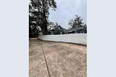 210 E Phillips Street, Conroe, TX 77301 - Photo 6