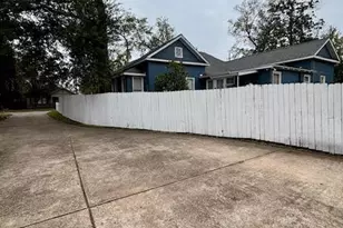 210 E Phillips St, Conroe, TX 77301 - Photo 6