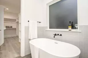 211 E 33rd St, Houston, TX 77018 - Photo 16